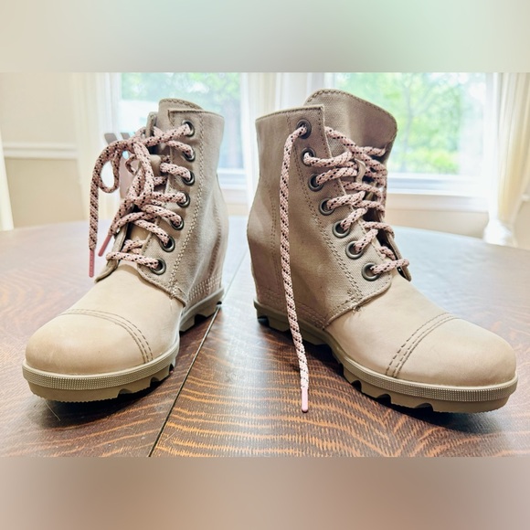 Sorel (size 8 / 39 EURO) “Joan of Artic” Wedge Boot - Picture 6 of 9